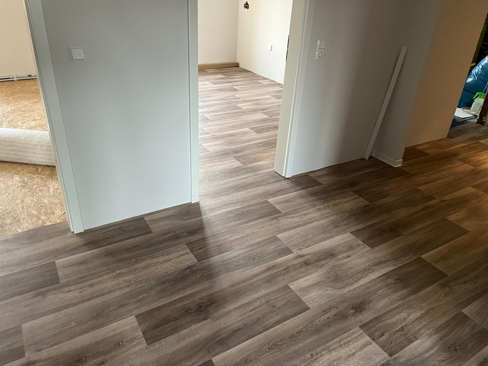 Übergang von Flur zu zwei Zimmern mit PVC-Designboden im Raum Freiberg