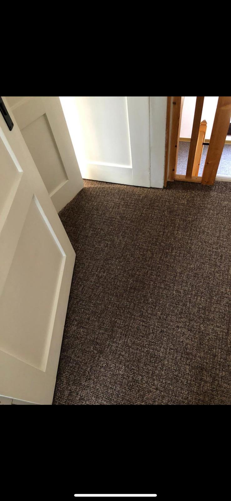 Teppichboden im Obergeschoss, angepasst an Zimmertür und Geländer im Einfamilienhaus